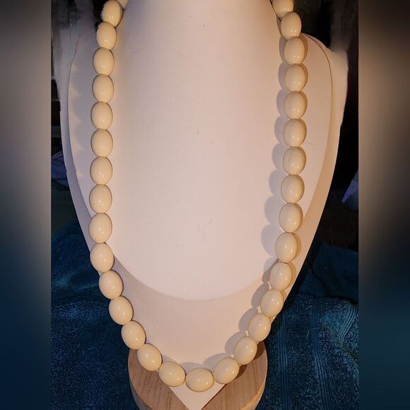 VTG Trifari Necklace Cream Off White Beaded Strand Graduated Classic 24" NWOT - Picture 1 of 8